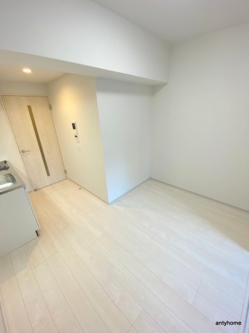 ライブガーデン江坂9　仲介手数料無料の居間・リビング