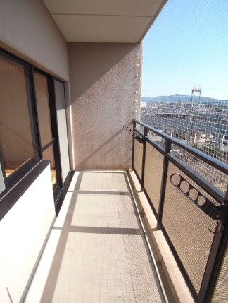 カーサマリア【キャッシュバック対象物件】のバルコニー|バルコニーからの眺めを楽しみながら食事をしませんか