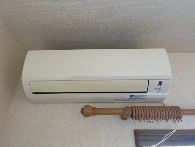 【設備】 | ユトリロ神ノ郷 | 玄関側洋室 エアコン
（※画像はイメージです、現況優先となります）