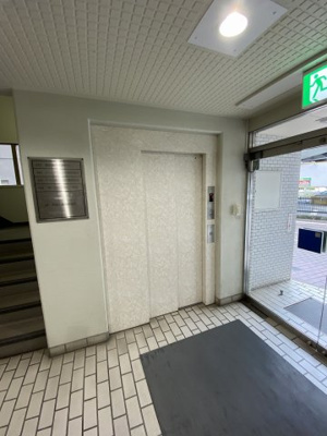 【その他共用部分】 | サンシティ上大岡 | お買い物時やベビーカーの出し入れに便利なエレベーター付です。