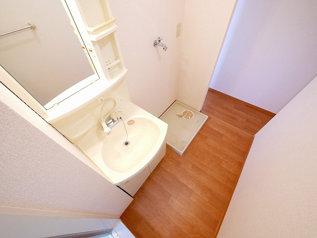 グリーンガーデン　弐番館の独立洗面台|独立洗面台、小物を置くことができて便利です