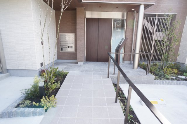 シャーメゾン中山のエントランス