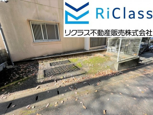 ヴィルブランシェファーストコートの駐車場|月額5500円の敷地内平面駐車場確保済です