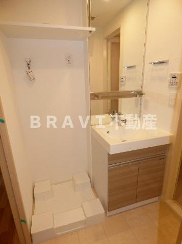 ミラージュパレス難波東レジデンス　BRAVI不動産の独立洗面台|【ミラージュパレス難波東レジデンス】朝の支度にも助かる、独立の洗髪洗面化粧台