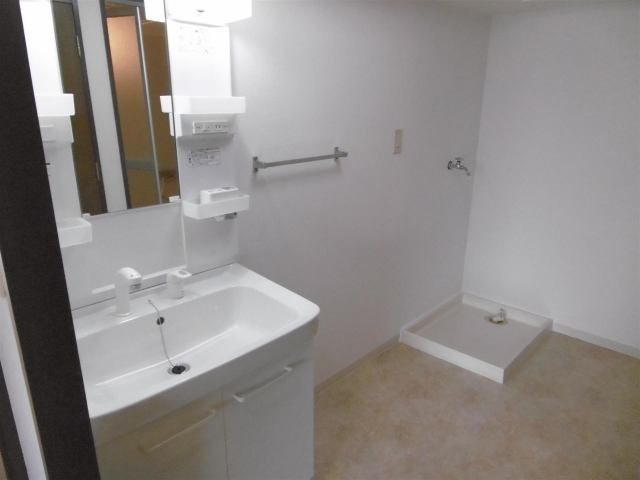 高石市綾園１丁目の賃貸マンションの洗面所|ゆったりとスペースのある洗面所