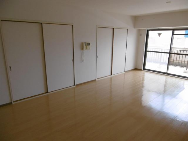 高石市綾園１丁目の賃貸マンションの居間・リビング|こちらのリビングで趣味の時間をお楽しみください