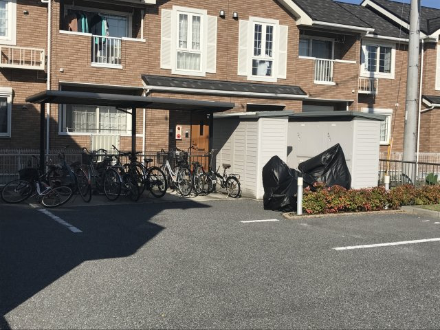 エスポワールKのその他共用部分|屋根付き駐輪場とストッカー（物置）です。（後ろの建物は関係ありません。）