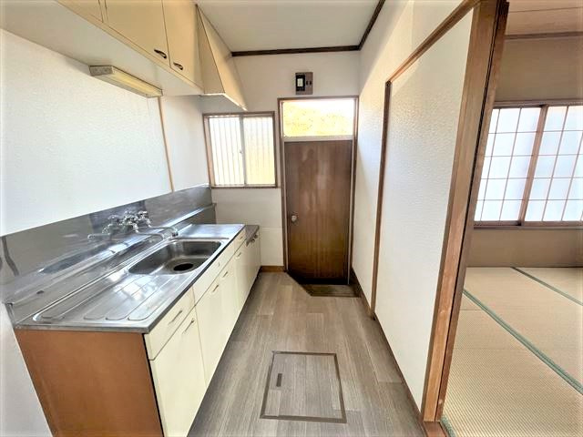 丸善ランド　リフォーム済戸建のキッチン|勝手口のあるキッチン