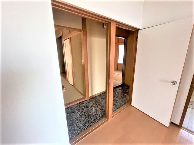 丸善ランド　リフォーム済戸建の和室|廊下をはさんで和室へとつながります。