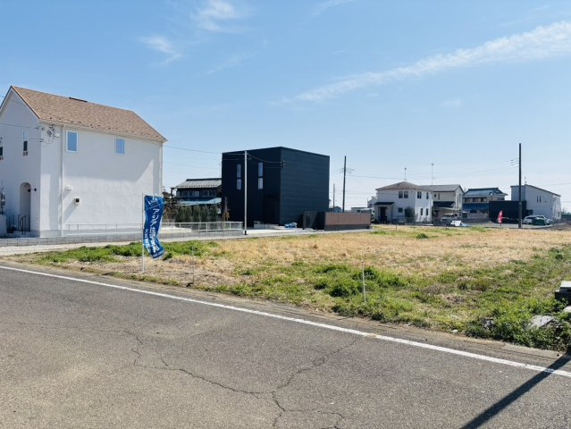 敷地面積１０１坪 売地　川越市久下戸の前面道路含む現地写真|前面道路：北側約７．０ｍ公道、お車の出し入れもラクラクです♪