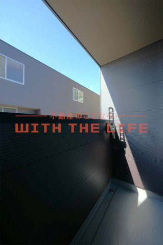 Garage諏訪野町【キャッシュバック対象物件】のバルコニー|外からの目が気にならないバルコニーで洗濯物が干せます