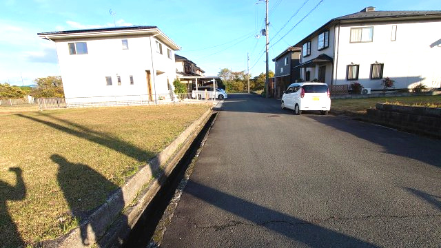 高島市鴨63坪土地の前面道路含む現地写真
