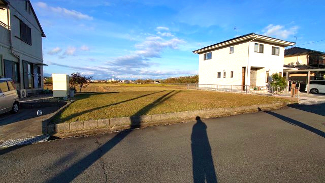 高島市鴨63坪土地の前面道路含む現地写真