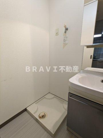 ジュネーゼグラン本町EASTの設備|【ジュネーゼグラン本町EAST】洗濯機置場も洗面所にあり便利