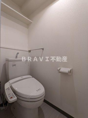 ジュネーゼグラン本町EASTのトイレ|【ジュネーゼグラン本町EAST】棚付きのトイレ