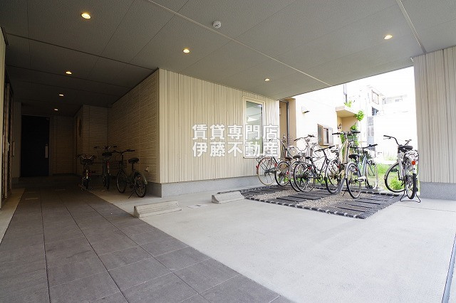 エテルノ幅下の駐車場