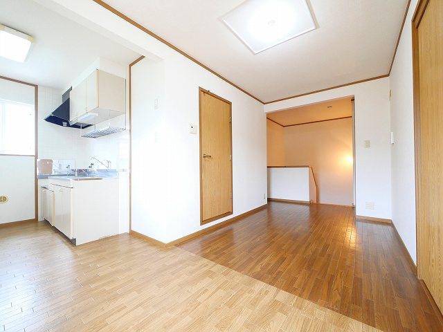 ウイングヒルズⅡの居間・リビング|こちらのリビングで趣味の時間をお楽しみください