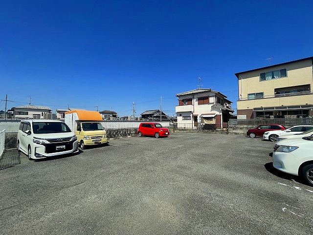 ロイヤルメモリー駐車場の外観