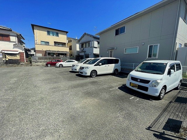 ロイヤルメモリー駐車場の外観