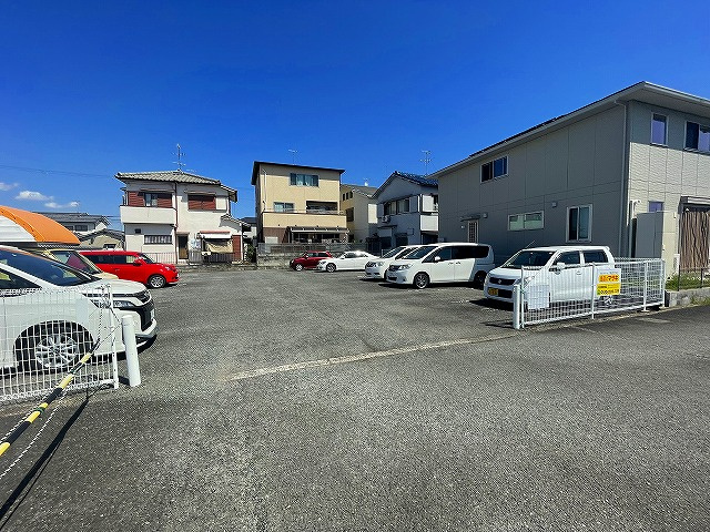 ロイヤルメモリー駐車場の外観