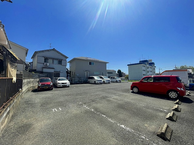 ロイヤルメモリー駐車場の外観