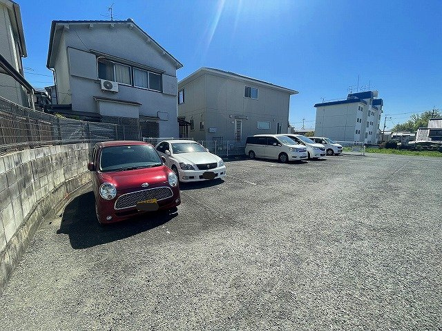 ロイヤルメモリー駐車場の外観