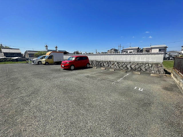 ロイヤルメモリー駐車場の外観