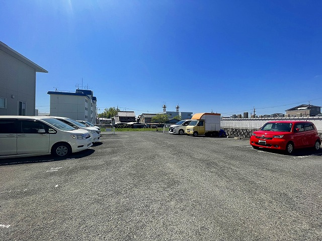 ロイヤルメモリー駐車場の外観