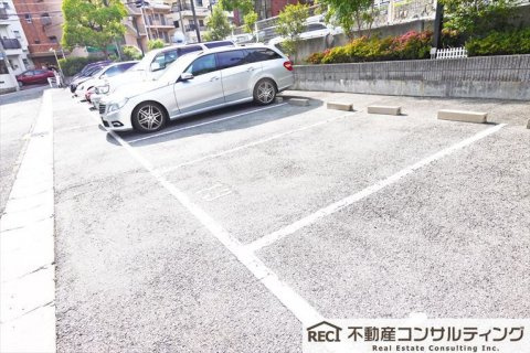 中山手セントポリアの駐車場