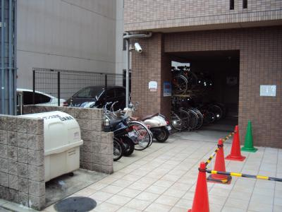 プレサンス京都四条烏丸の駐車場|駐輪場へ
