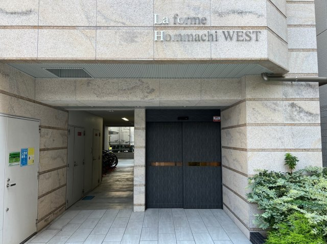 ラ・フォルム本町WESTのエントランス