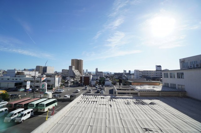 【展望】 | ソレアード南観音（リノベ中） | 【四季を感じる】
四季の移ろい・爽やかな青空や風を感じられ
自然を愉しめるパノラマビュー。
毎日の暮らしに余裕を感じさせてくれる、
遮る物の無い開放的な眺望を是非、ご堪能ください。