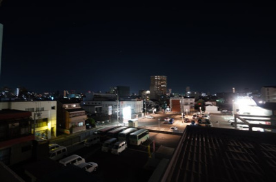 【展望】 | ソレアード南観音（リノベ中） | 【Night View】
物件からの夜の景色は、隠れ夜景スポットのよう。
お仕事から疲れて帰ってきて、この夜景を楽しめるのも
この立地ならでは。
もう少し早い時間のサンセット夜景もキレイかも。