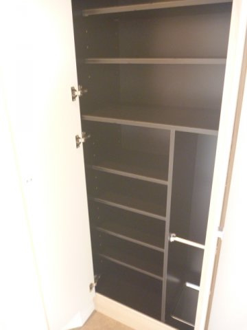 ルーエ天満橋　BRAVI不動産の収納|【ルーエ天満橋】便利な収納スペースです