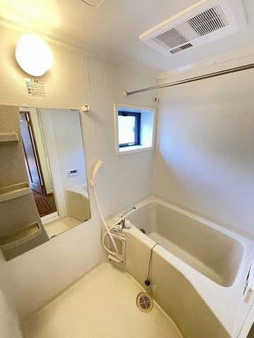 【浴室】 | ホワイトベルA | 浴室暖房乾燥機付きのバスルームです！雨の日のお洗濯にも便利な物干しバー完備です！小窓があるので湿気がこもりにくくて良いですね☆