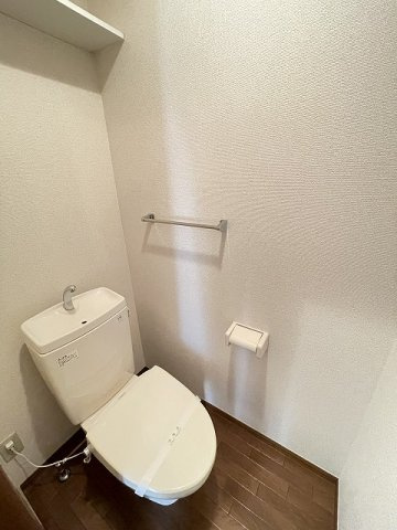 【トイレ】 | ホワイトベルA | 人気のバストイレ別です♪小物を置ける便利な棚やタオルハンガーも付いています♪冬に特に嬉しい暖房便座機能も完備◎