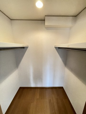【収納】 | ホワイトベルA | 洋室7帖のお部屋にあるウォークインクローゼットです♪たっぷり収納できてお洋服や荷物が多くてもお部屋すっきり☆
