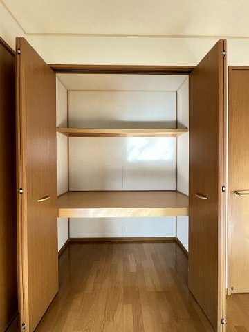【収納】 | ホワイトベルA | 洋室6帖のお部屋にある収納スペースです！奥行きのある収納で、かさ張る荷物などもすっきり収納できて便利♪