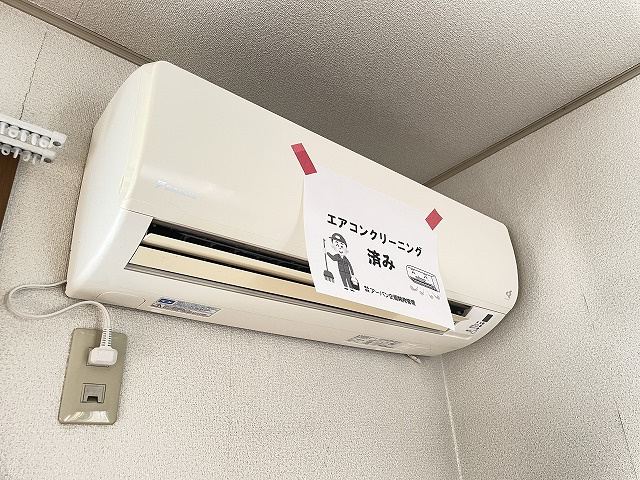 【設備】 | ホワイトベルA | 暑い夏や寒い冬に大活躍！リビングダイニングキッチンにあるエアコンです☆冷暖房完備で1年中快適に過ごせます♪