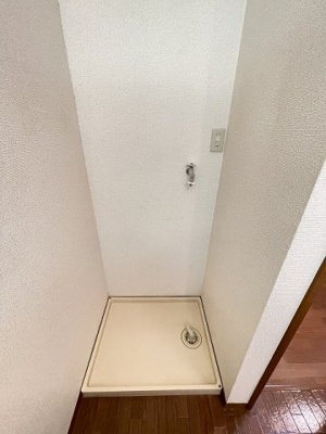 【設備】 | ホワイトベルA | 洗面所にある室内洗濯機置き場です♪防水パンが付いているので万が一の漏水にも安心です！
