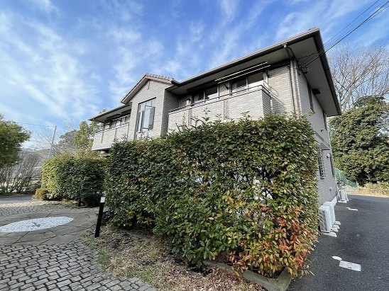 【外観】 | ホワイトベルA | 小田急多摩線「栗平」駅まで徒歩8分！緑豊かで閑静な住宅地にある2階建てアパートです☆1フロア2住戸で快適に過ごせます♪