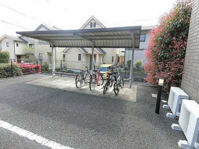 【その他共用部分】 | ホワイトベルA | 屋根付きの駐輪場で雨が降っても大切な自転車が濡れなくてすみますね♪荷物が重いときに自転車があれば助かりますね♪