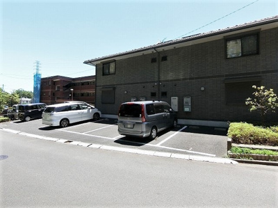 【駐車場】 | ホワイトベルA | いつでも目の届く敷地内に駐車場があります♪お車をお持ちのファミリーさんにオススメです☆