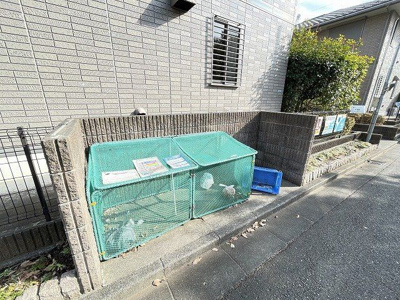 【その他共用部分】 | ホワイトベルA | 敷地内ごみ置き場でごみ出しもらくらく～♪忙しい社会人さんや主婦さんにもうってつけ！