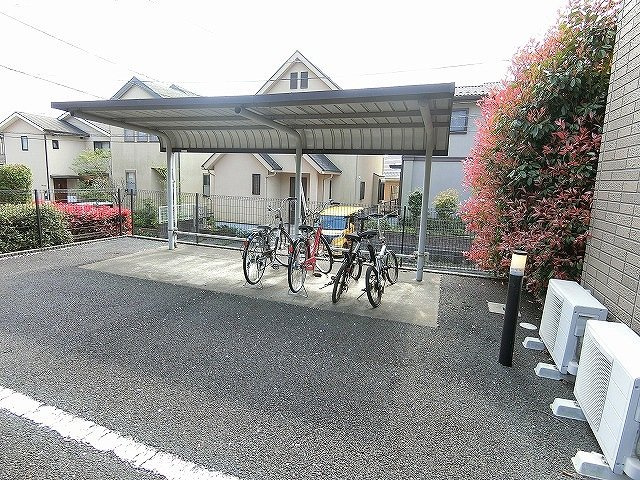 【その他共用部分】 | ホワイトベルA | 屋根付きの駐輪場で雨が降っても大切な自転車が濡れなくてすみますね♪荷物が重いときに自転車があれば助かりますね♪