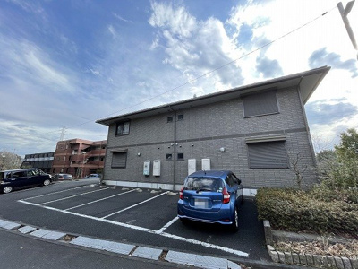 【駐車場】 | ホワイトベルA | いつでも目の届く敷地内に駐車場があります♪お車をお持ちのファミリーさんにオススメです☆
