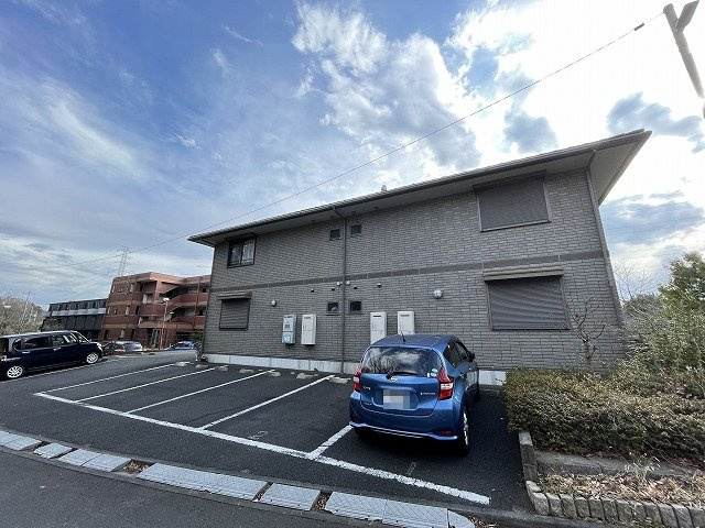 【駐車場】 | ホワイトベルA | いつでも目の届く敷地内に駐車場があります♪お車をお持ちのファミリーさんにオススメです☆