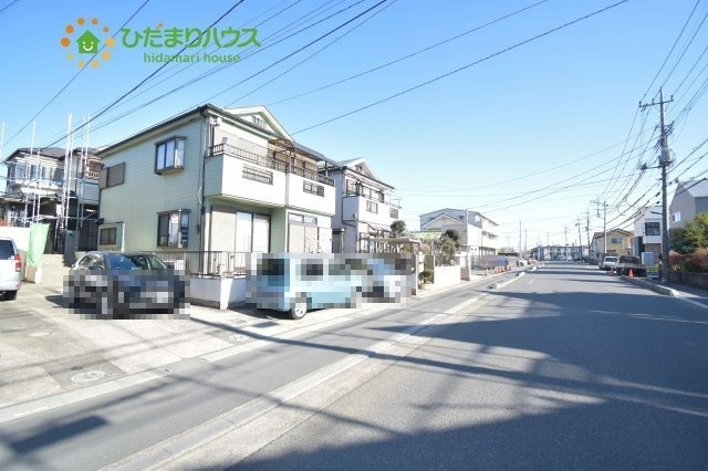 見沼区春岡3丁目　中古一戸建ての前面道路含む現地写真
