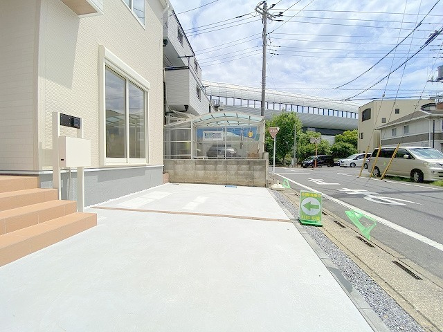 三郷市新和4丁目　新築戸建　限定1棟の駐車場|同施工会社の参考写真になります。