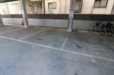 【駐車場】 | コスモ城東 | 車をお持ちの方に嬉しい駐車場付きの物件です